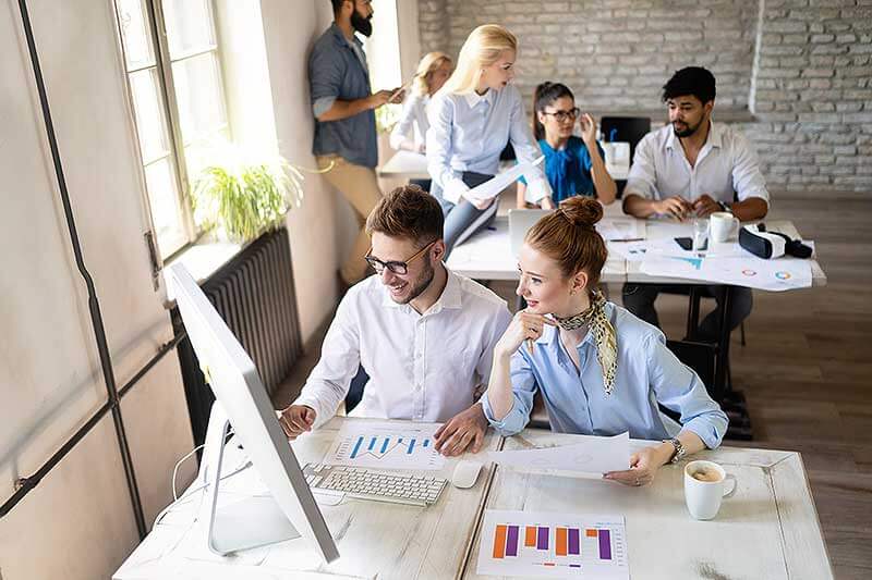 Servicio Redes Sociales: Diseñador grafico profesional en marketing digital trabajando en iconos de redes sociales