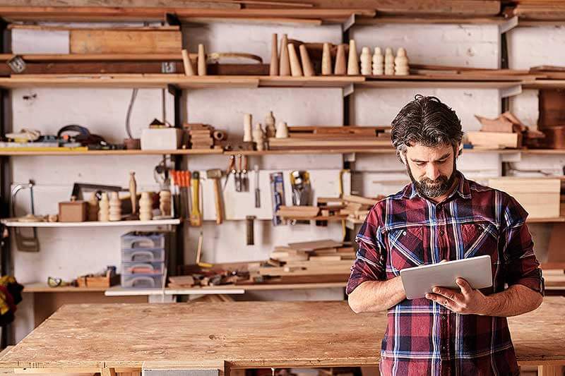 Diseño web: Hombre pidiendo un servicio de diseño de página web profesional para su negocio a Link Socially